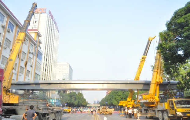 早上出门，，，，，，，市民惊喜地发明星湖路上横空多出了两座30多米长的天桥
