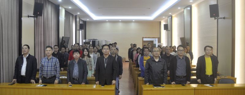 001在威武雄壮的国歌声中，，，，，，，全体党员职工起立致敬.jpg