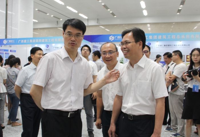 广西EVO视讯集团有限责任公司党委书记、董事长金宁运到公司展位相识招聘情形.jpg