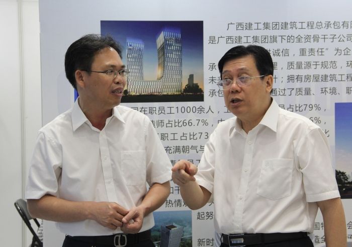 广西EVO视讯集团总司理、副董事长、党委副书记罗涛到公司展位审查.jpg