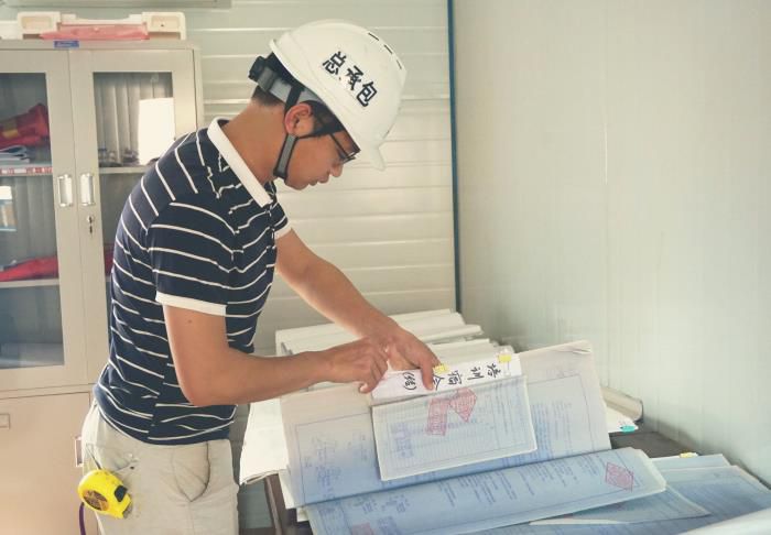 卷尺不离身，，，，，，，，能下工地，，，，，，，，也能仔细的整理好每一份资料。。。。。谢微旋 摄.jpg