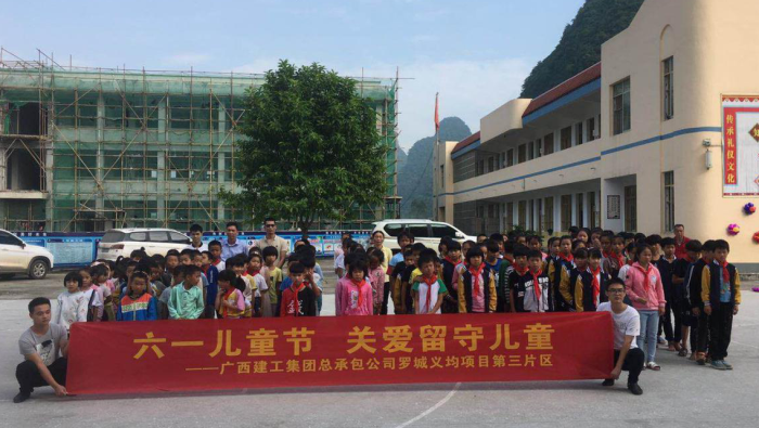 3与八联小学的学生们合影留念。。。。。。马国敏 摄700.png