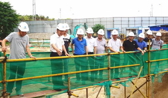 2.1陈祖训深入施工现场举行检查指导。。。。。。。谢微旋 摄700.JPG