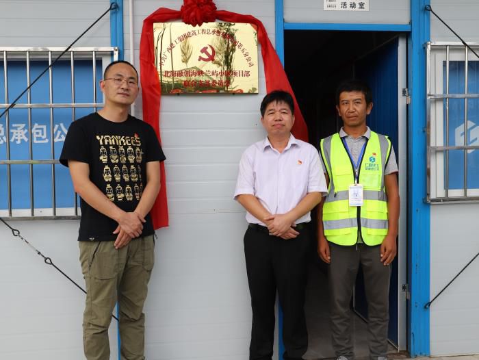 7.1揭牌现场。。。。。杨钰 摄700.JPG