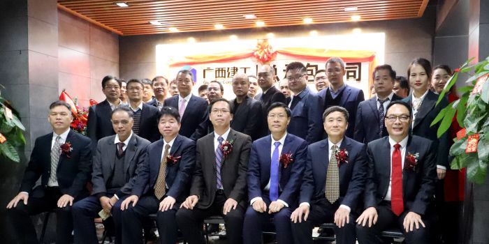公司在家向导与各单位代表合影留念。。。。。。。王威海 摄.jpg