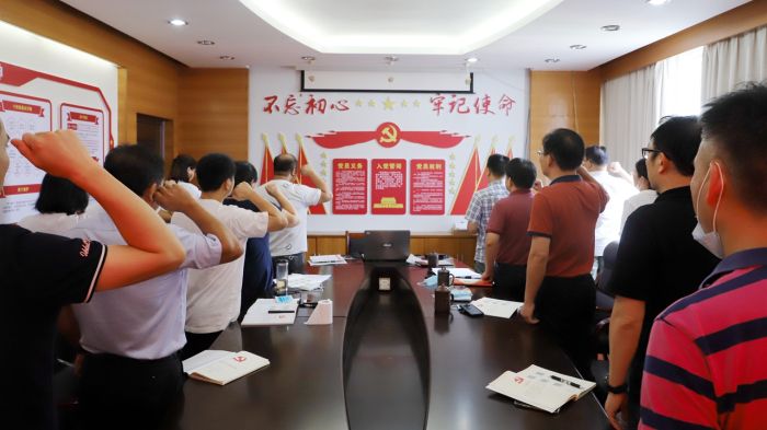重温入党誓词。。。。。。谭龙摄.jpg