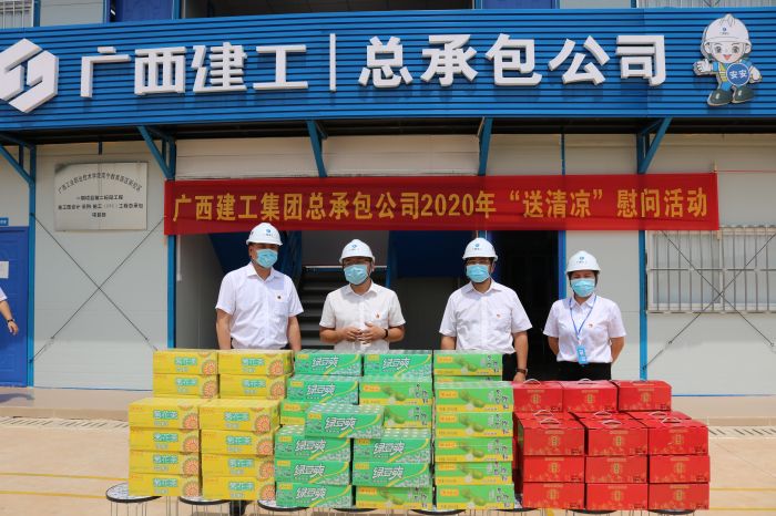 1陆烜送清凉慰问品。。。。。。。。 黄璐璐 摄.jpg