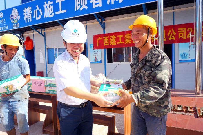 岑廷义为工人发放清凉慰问品。。。。。。。谢微旋 摄.jpg