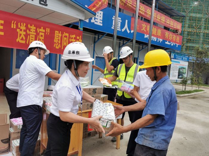 黄春玲给农民工送上清凉慰问品。。。。。。 王瑾贞 摄.jpg
