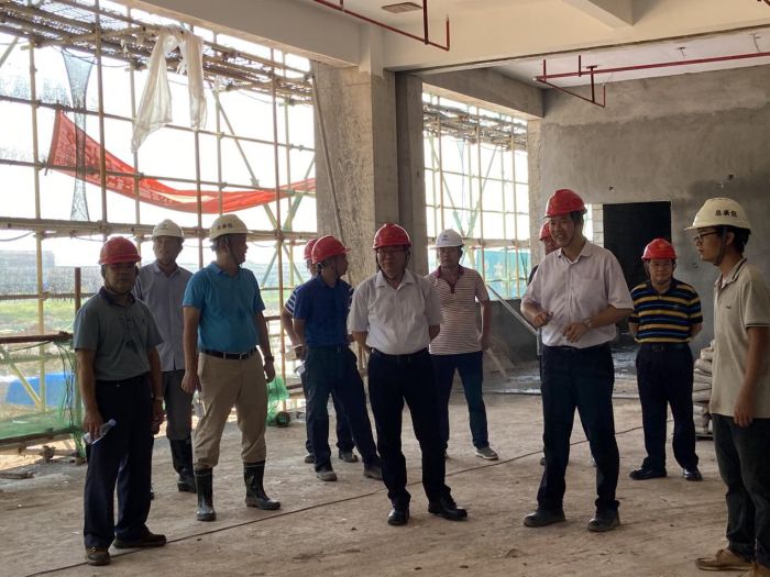1实地审查东B-1食堂建设情形。。。。。。。韦艳兰 摄.jpg