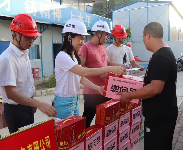 发放慰问品。。。。。 杨俊峰 摄.jpg