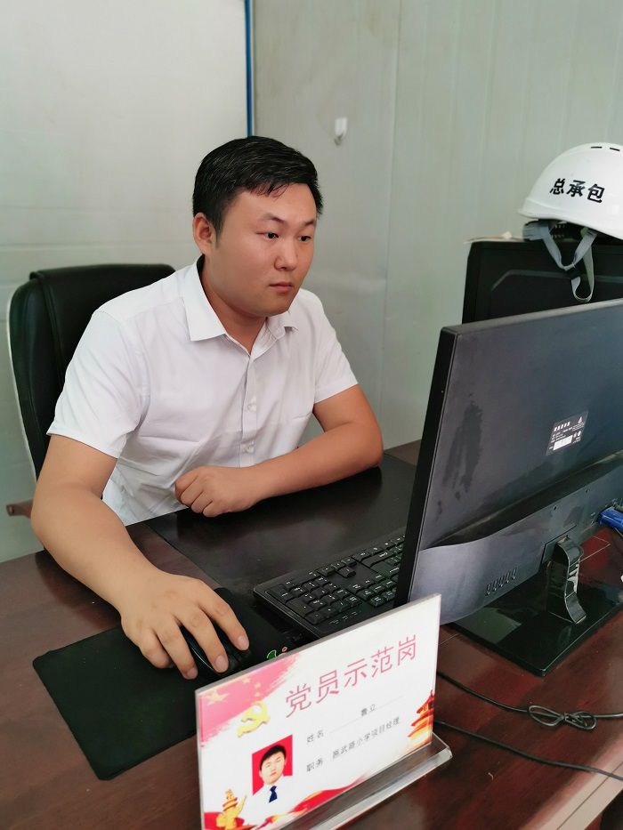 鲁立在办公室。。。。。。。。冯翔  摄.jpg