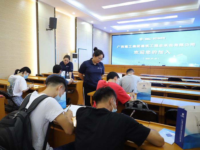 新员工签署劳动条约。。。。。。。李立云 摄.JPG