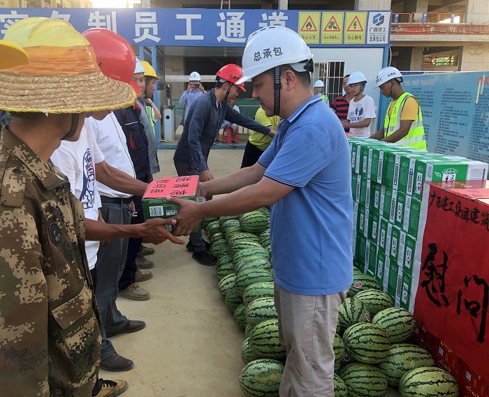 发放清凉物资。。。。。。。卢瑞阳 摄.JPG