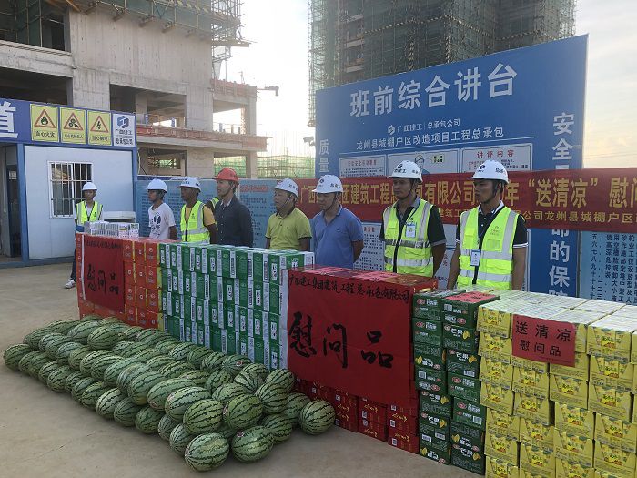 送清凉现场。。。。。。。卢瑞阳 摄.JPG