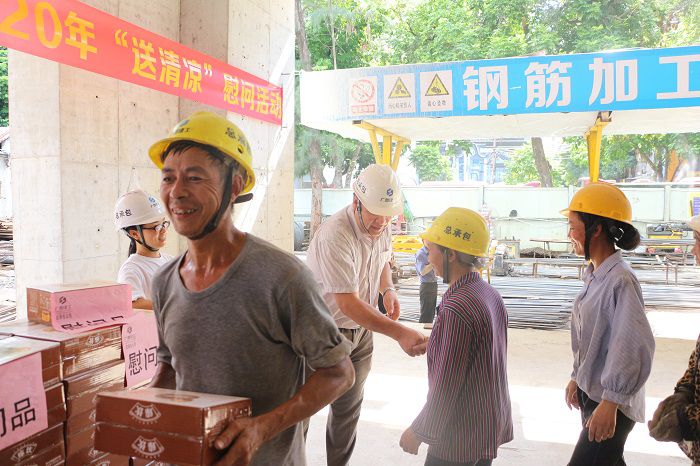 区工业设计院住宅项目送清凉。。。。。张钊林 摄.JPG