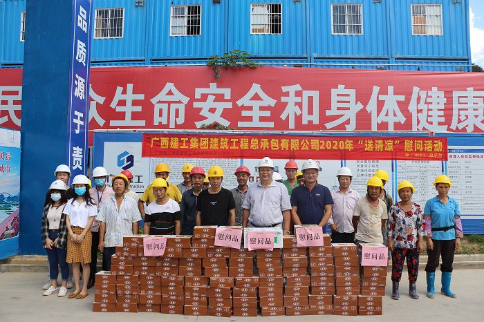 锦官阁项目送清凉。。。。。张钊林 摄.JPG