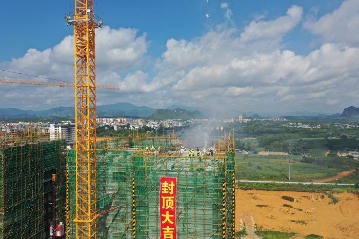 封顶照片。。。。。。。。卢瑞阳 摄.JPG