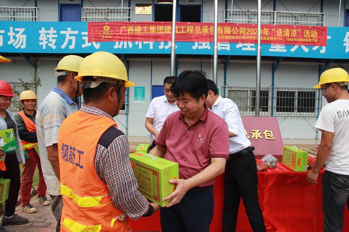 岑廷义在给工人发放慰问品。。。。。。邓灿滨 摄.JPG