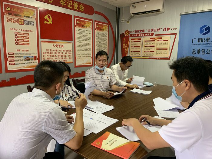 检查组检查质料。。。。。 刘萌萌 摄.jpg