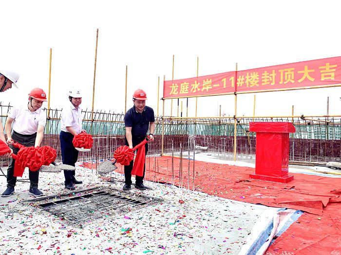 浇筑最后一方混土壤。。。。。。周林哲 摄.jpg