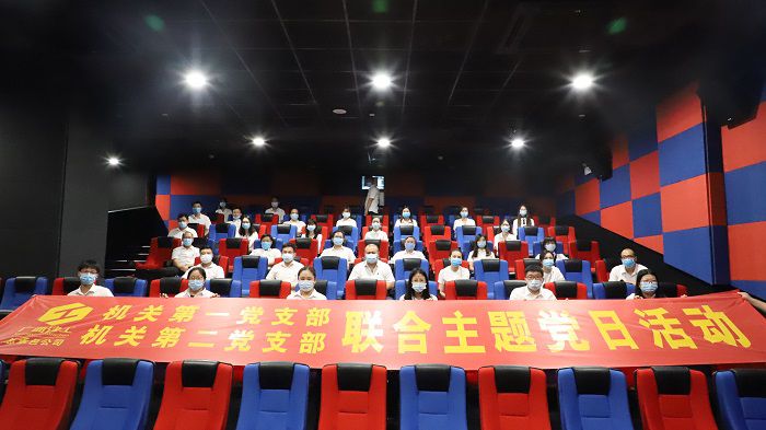 6号厅观影职员合影。。。。。。。。李立云 摄.JPG