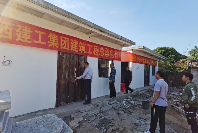 调研组考察现场1。。。。。。林磊 摄.jpg