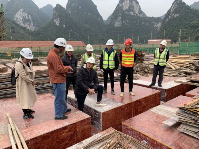 高峻模板施工现场。。。。。。。。陈志健 摄.jpg