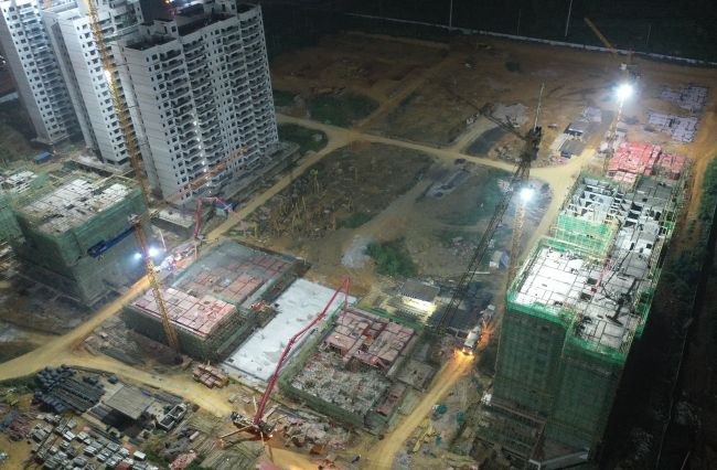 A地块夜间多个楼栋同时浇筑混凝土。。。。。。。。卢瑞阳 摄.jpg