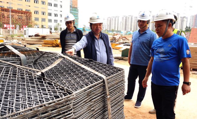公司党委副书记、纪委书记、工会主席岑廷义深入现场审查。。。。。谢微旋 摄.jpg