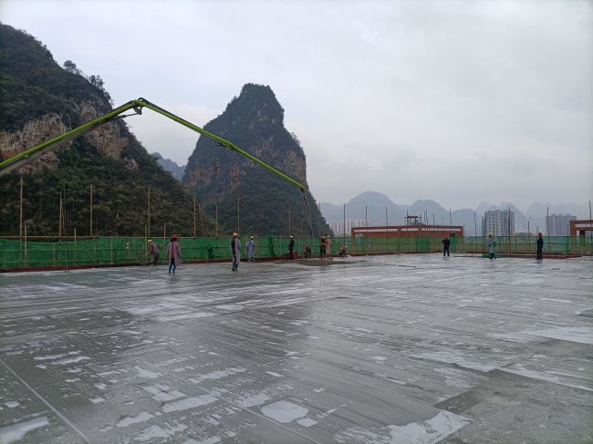风雨操场食堂屋面层混凝土浇筑现场。。。。。。。陈志健 摄.jpg