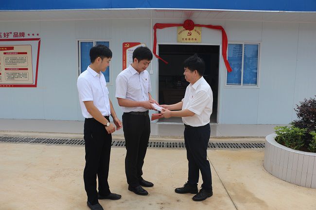 赠予红色书籍。。。。。张钊林 摄（修图）.jpg