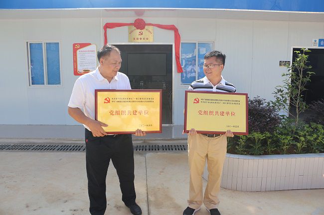 互赠牌匾。。。。。张钊林 摄（修图）.jpg