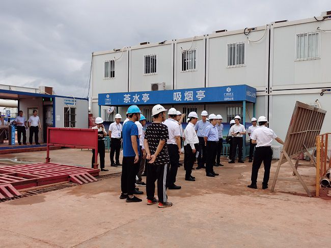 孙大光在听取项目情形汇报。。。。。。祁建强 摄（修图）.jpg