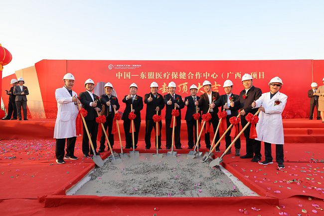 浇筑混凝土现场。。。。。。ㄐ尥迹.jpg