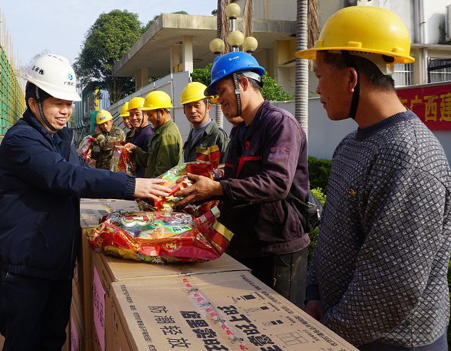 （修图）为一线工人发放慰问品。。。。。。谢微旋 摄_副本.jpg
