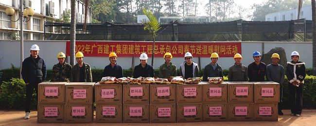 （修图）与一线工人合影。。。。。。谢微旋 摄.jpg