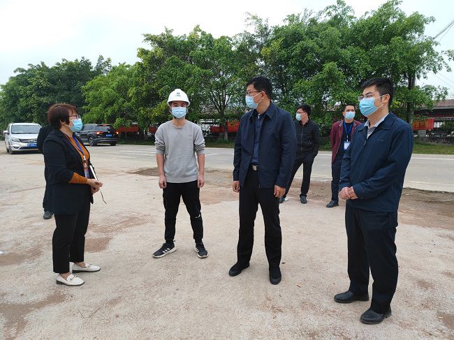 秦义敏（右二）在项目视察指导事情。。。。。。梁凯 摄(修图）.jpg