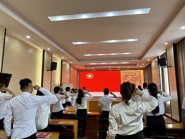 重温入团誓词。。。。。；；；；；；畦磋 摄（修图）.jpg