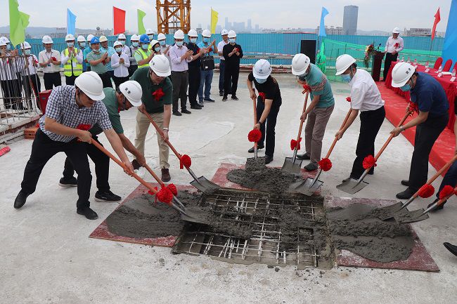 与在场嘉宾一同为封顶浇筑培土。。。。。。。周煜川 摄（修图）.jpg