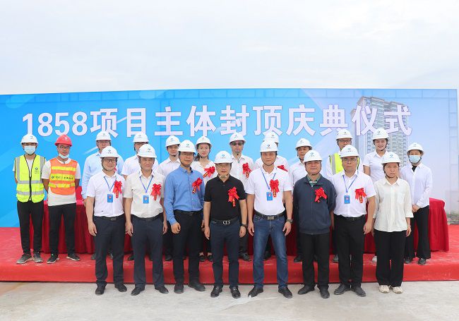 邓少新与在场职工合影留念。。。。。。。周煜川 摄（修图）.jpg