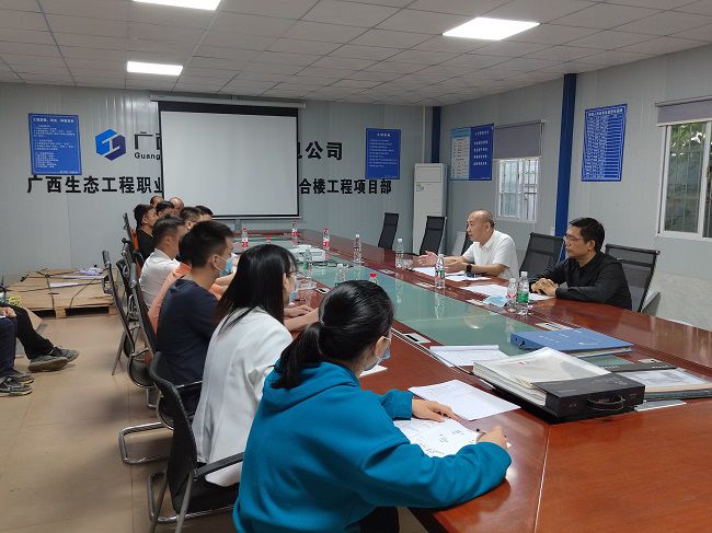 陆烜在项目指导事情。。。。。。。潘敏宽 摄（修图000）.jpg