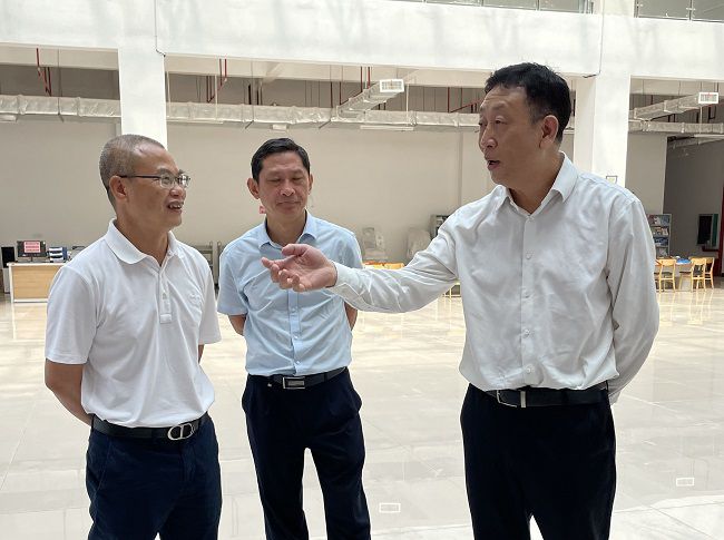 谢瑾瑜（右一）检查现场！。。。。ㄐ尥迹.jpg