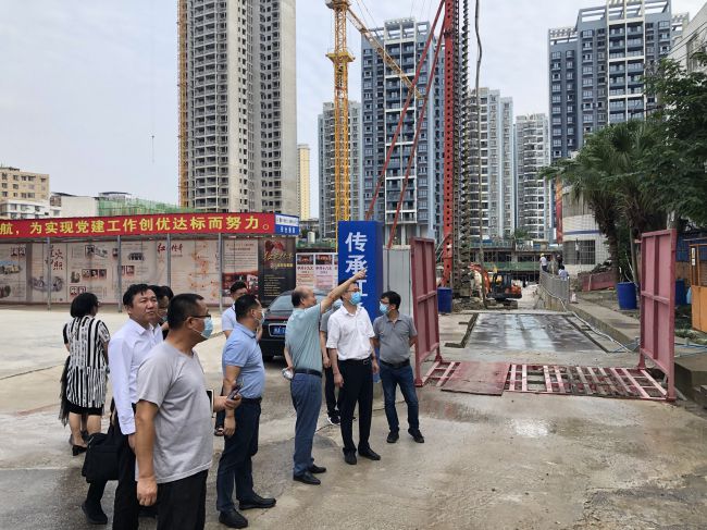 检查施工现场。。。。。。。。龚媚媚 摄（修图）.jpg