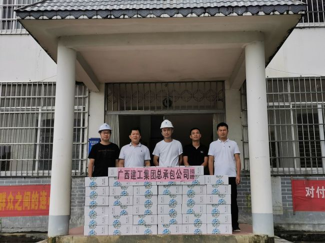 捐赠抗灾物资。。。。。。。谭山泉 摄（修图）.jpg