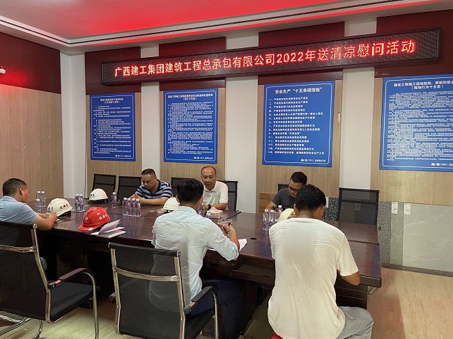（修图）座谈会现场。。。。。容芝雅 摄.jpg