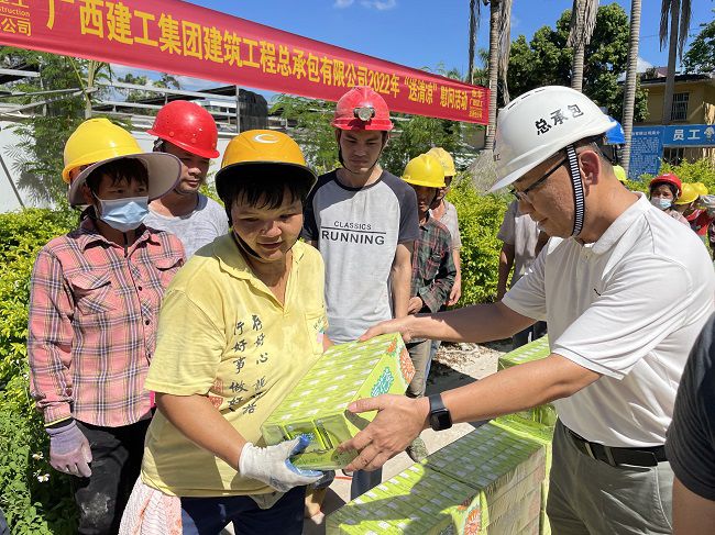 （修图）陆烜为工人发放清凉慰问品。。。。。容芝雅 摄.jpg