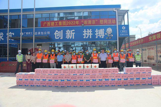 “送清凉”运动合影（修图）.jpg
