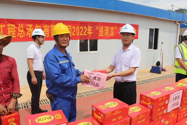 发放慰问品。。。。。。。张钊林 摄（修图）.jpg