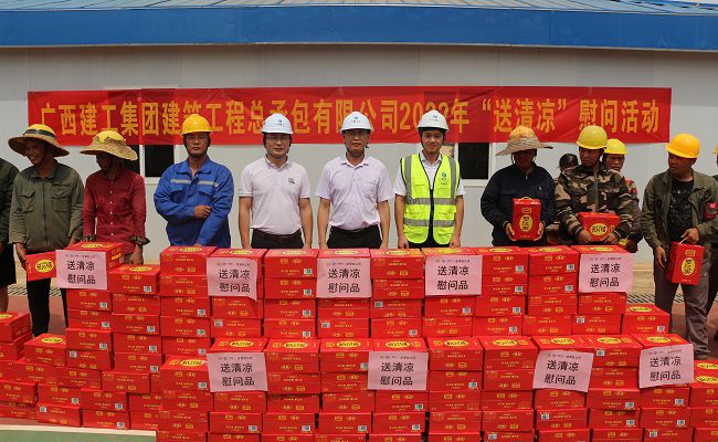 与农名工代表合影留念。。。。。。。张钊林 摄（修图）.jpg